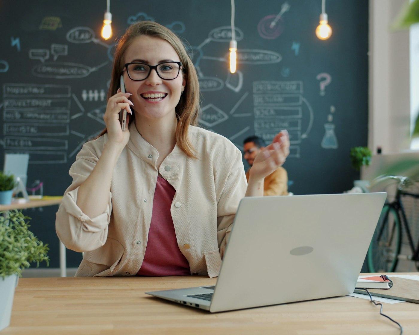 Business owner using a cheap virtual receptionist to answer calls and messages