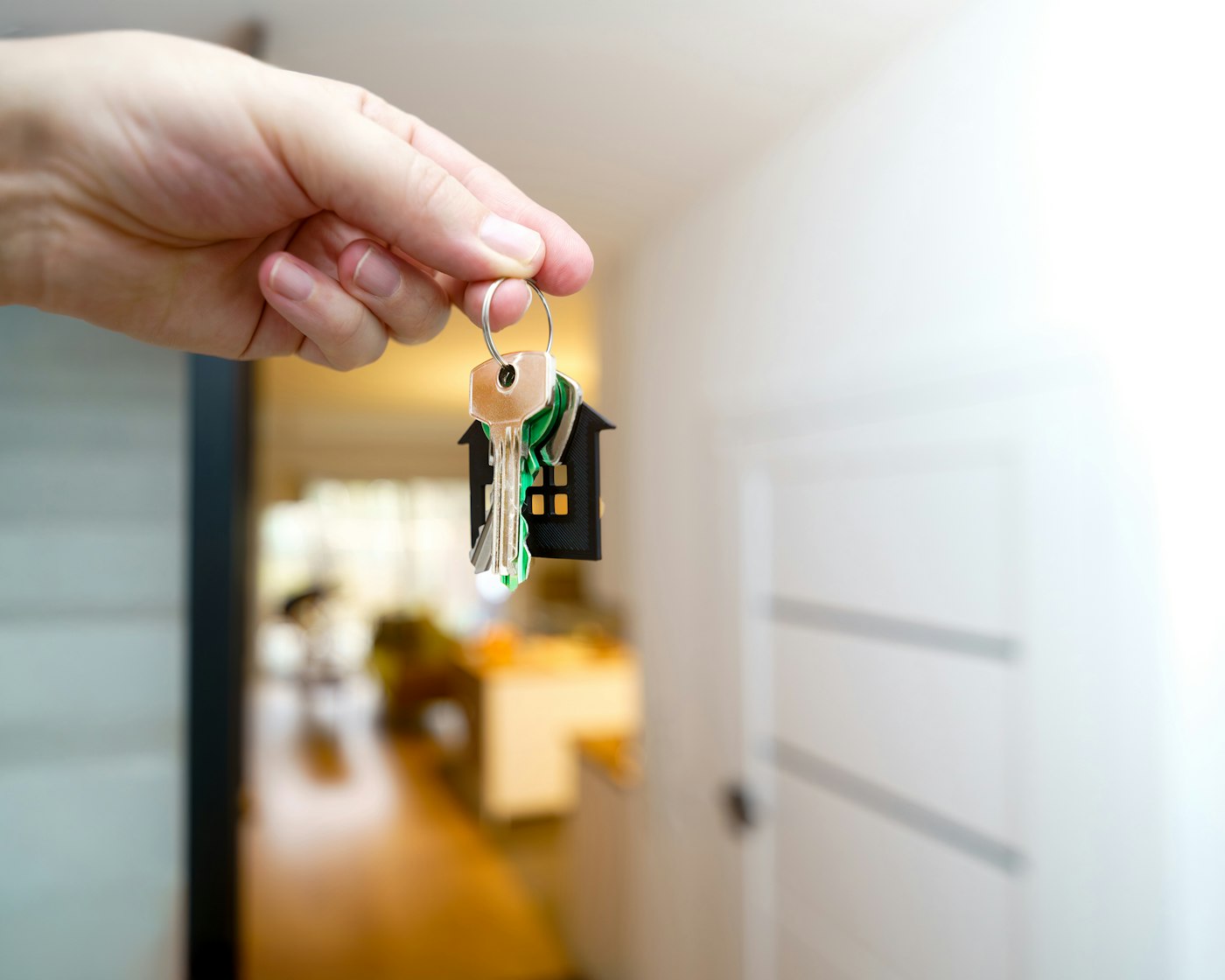 Airbnb host holding keys who answers guest messages faster with a virtual assistant for Airbnb