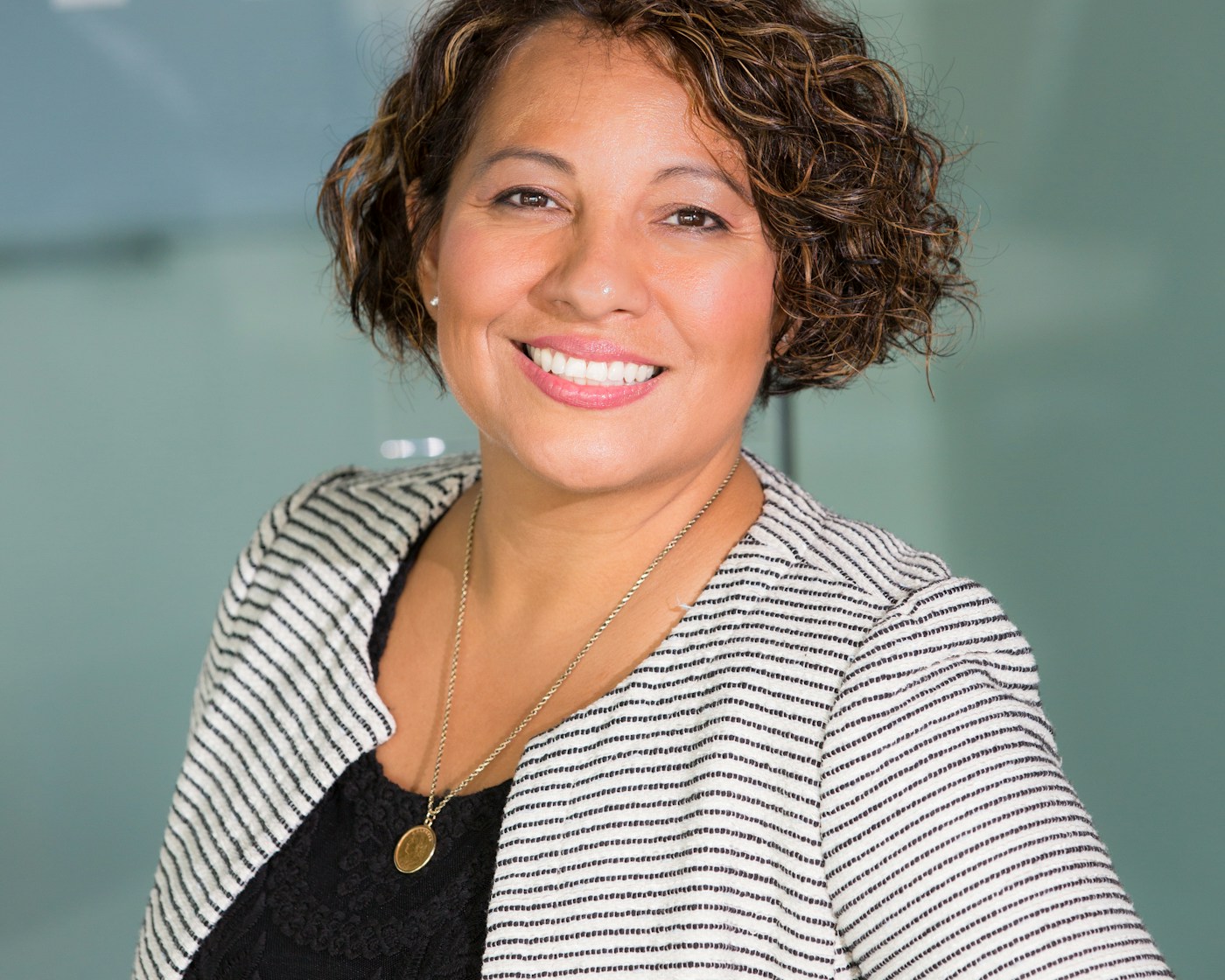 Coach who books more clients with a virtual assistant for coaches