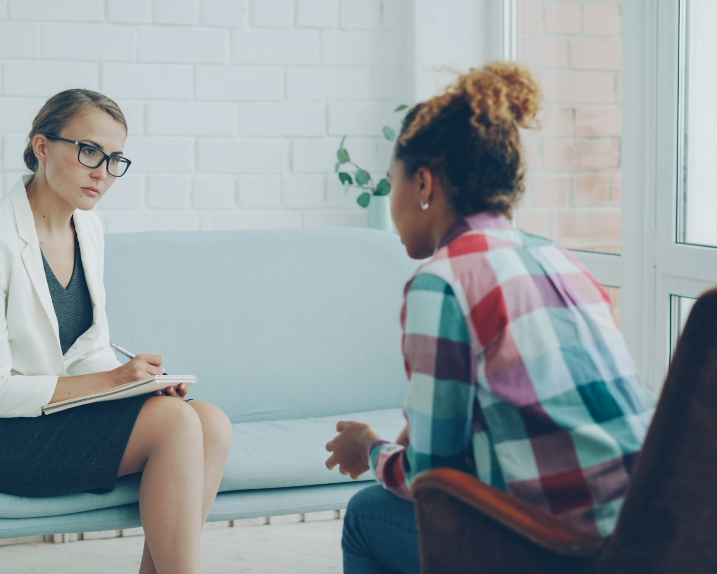Therapist who fills more sessions with a virtual assistant for therapists