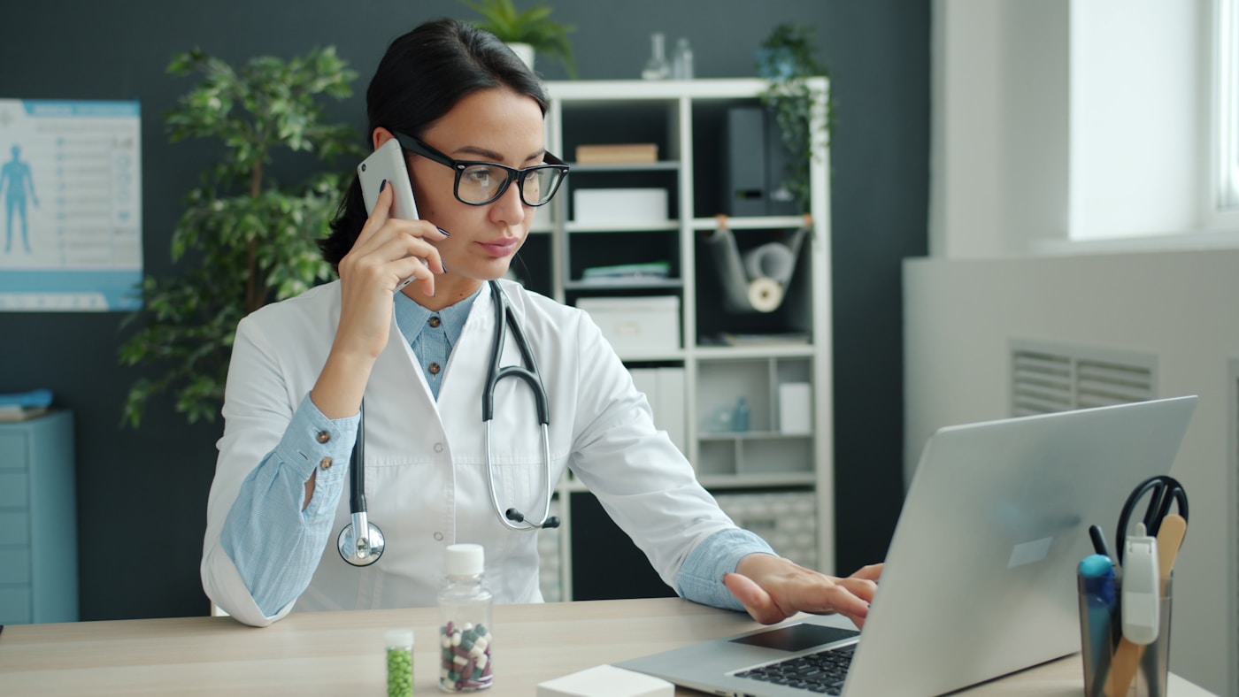 Doctor's office front desk using virtual medical receptionist services to answer patient messages